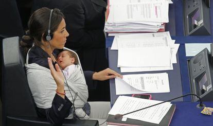 La eurodiputada italiana Licia Ronzulli vota en una sesión plenaria en Estrasburgo con su hija en brazos, en 2010.