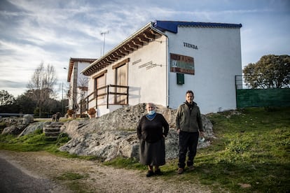 “Que nos dejen tranquilos, que se marchen”, dice Tomás Romo, que posa junto a su esposa Eugenia González delante del bar que regentan junto al balneario de Retortillo. Temen que la mina acabe con su negocio si finalmente sale adelante.