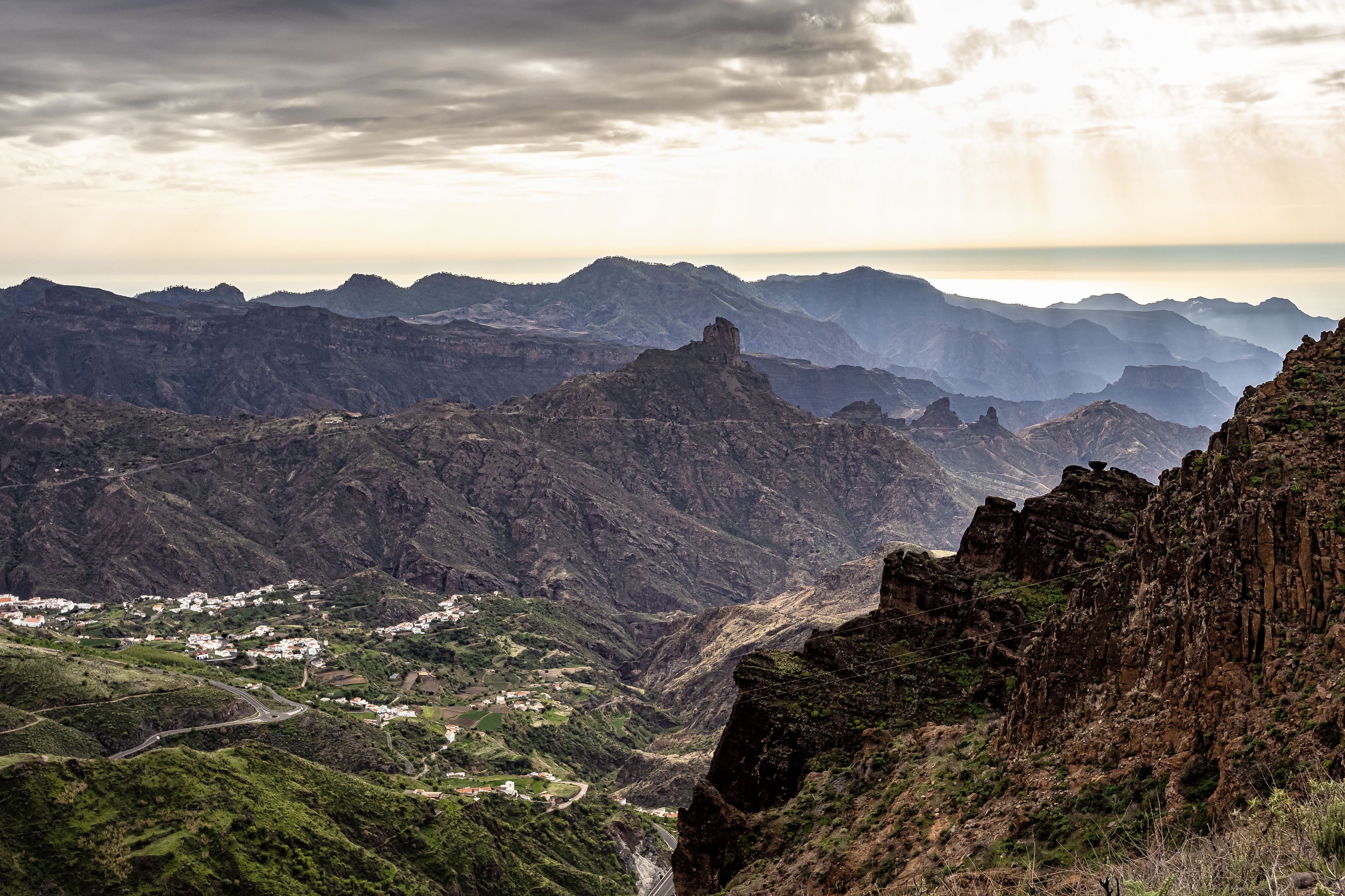 Vista de la Caldera de Tejeda desde la ruta senderista entre la Cruz de Tejeda y Artenara, en Gran Canaria. 