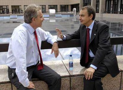 José Luis Rodríguez Zapatero (derecha) conversa con Tony Blair en una de las terrazas del edificio del Consejo Europeo en Bruselas.