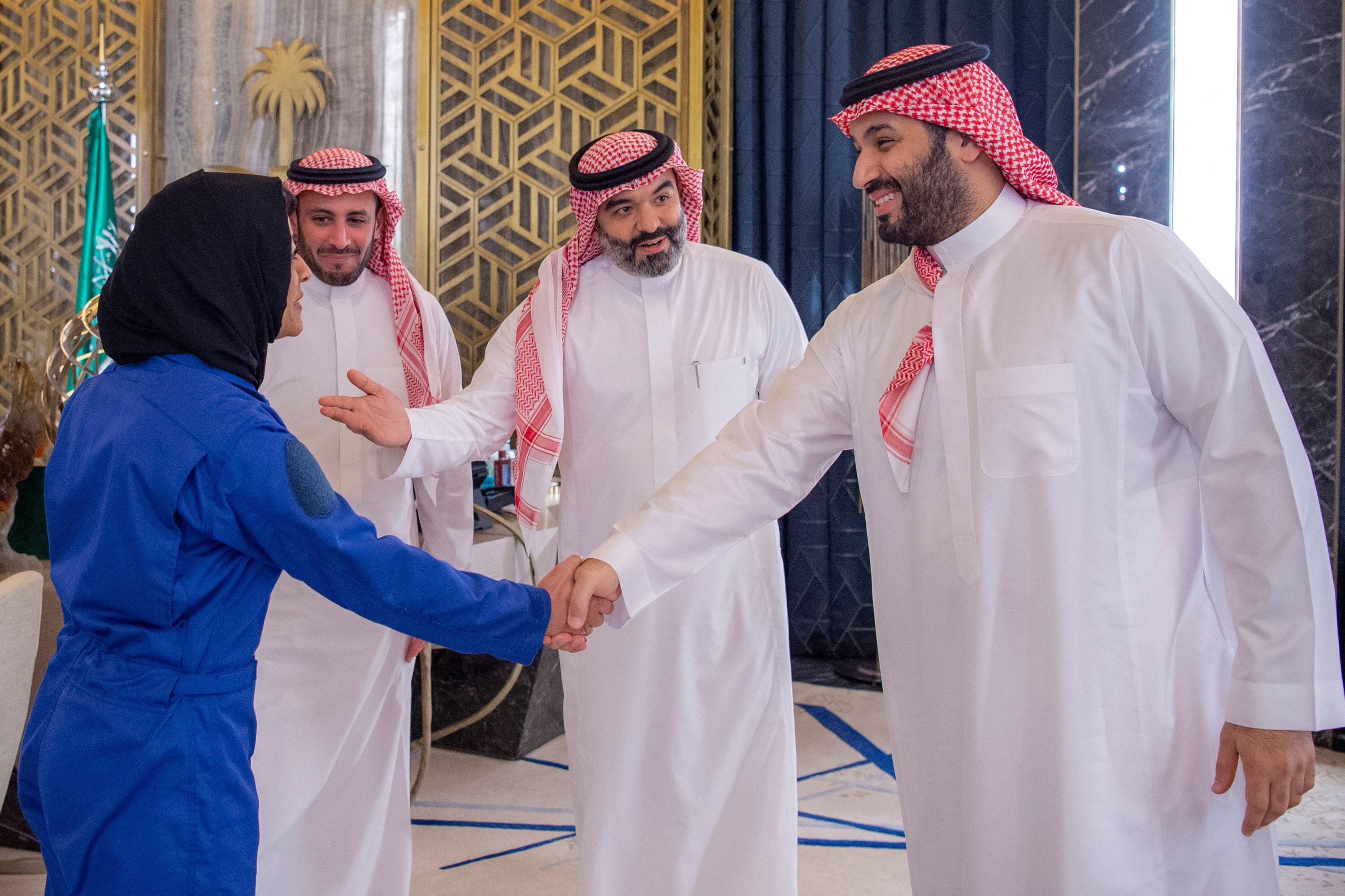 Barnawi, a la izquierda, saluda a Bin Salmán en su palacio de Yeda.