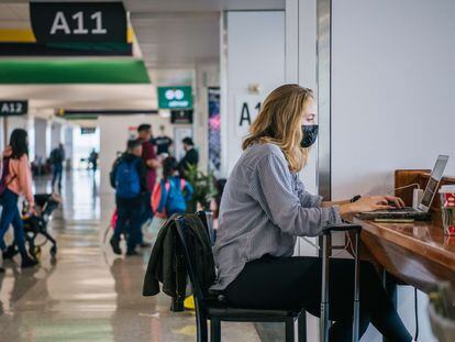 Una mujer trabaja en su ordenador en el aeropuerto de Houston, Texas.