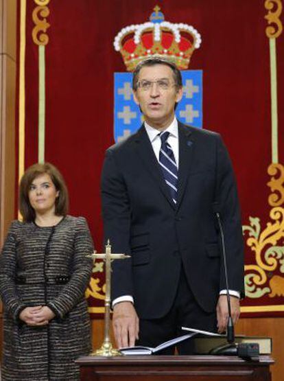 El presidente de la Xunta de Galicia, Alberto Núñez Feijóo, promete el cargo en presencia de la vicepresidenta del Gobierno Soraya Sáenz de Santamaría