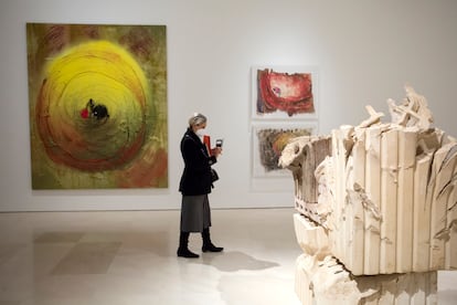 Una visitante de la exposición, ante el cuadro '3er tercio' (2019), de Miquel Barceló.