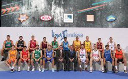 Foto de familia en el acto de presentaci&oacute;n de la Liga Endesa.