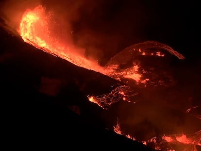 Imagen del cráter del volcán Kilauea en plena erupción desde este domingo en Isla Grande, Hawái.