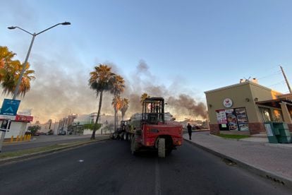 Una cortina de humo ocasionada por vehículos incendiados en Culiacán. 