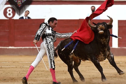 El diestro Enrique Ponce da un pase con la muleta al primero de su lote, durante la segunda corrida de la Feria de San Juan y San Pedro celebrada el pasado domingo en la plaza de toros de León.
