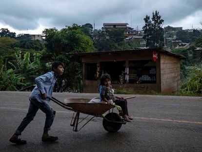 Un grupo de niños juega en la carretera de Ocosingo, Chiapas.