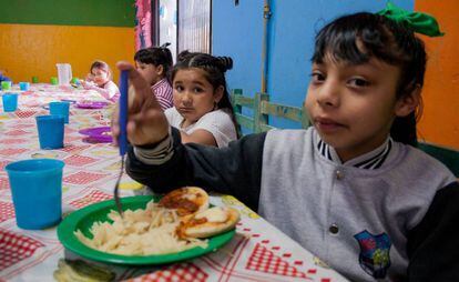 En la Casa del Niño de la Fundación Che Pibe, dan de comer a decenas de niños de seis a 13 años de Villa Fiorito.