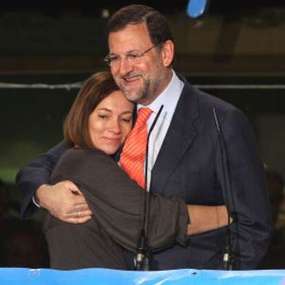 Mariano Rajoy y su esposa, Elvira Fernández, en el balcón de Génova.