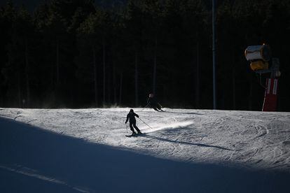 Un esquiador en la estación de esquí alpino de la Masella, en el Pirineo catalán.