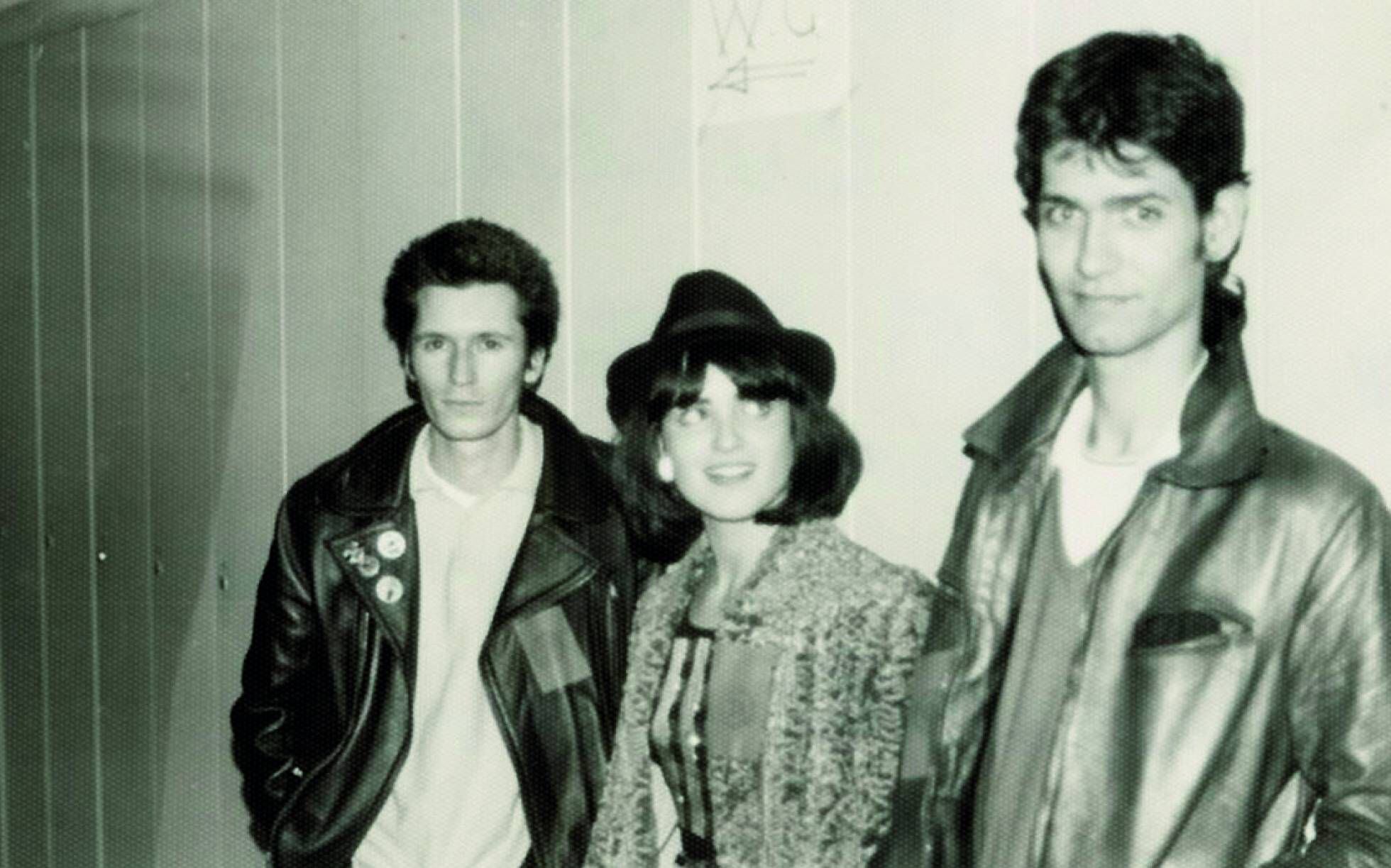Nacho Canut, Ana Curra y Carlos Berlanga (los tres miembros de Los Pegamoides) en los camerinos del concierto homenaje a Canito, en la madrileña Escuela de Caminos, febrero de 1980.