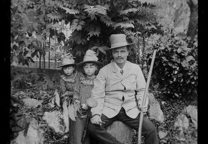 Autoretrat d&rsquo;August Strindberg, amb les seves filles Karin i Greta, a Gersau (Su&iuml;ssa).