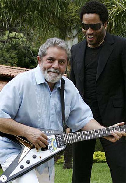 El presidente brasileño, Lula da Silva, posa con Lenny Kravitz y la guitarra donada, en Brasilia.
