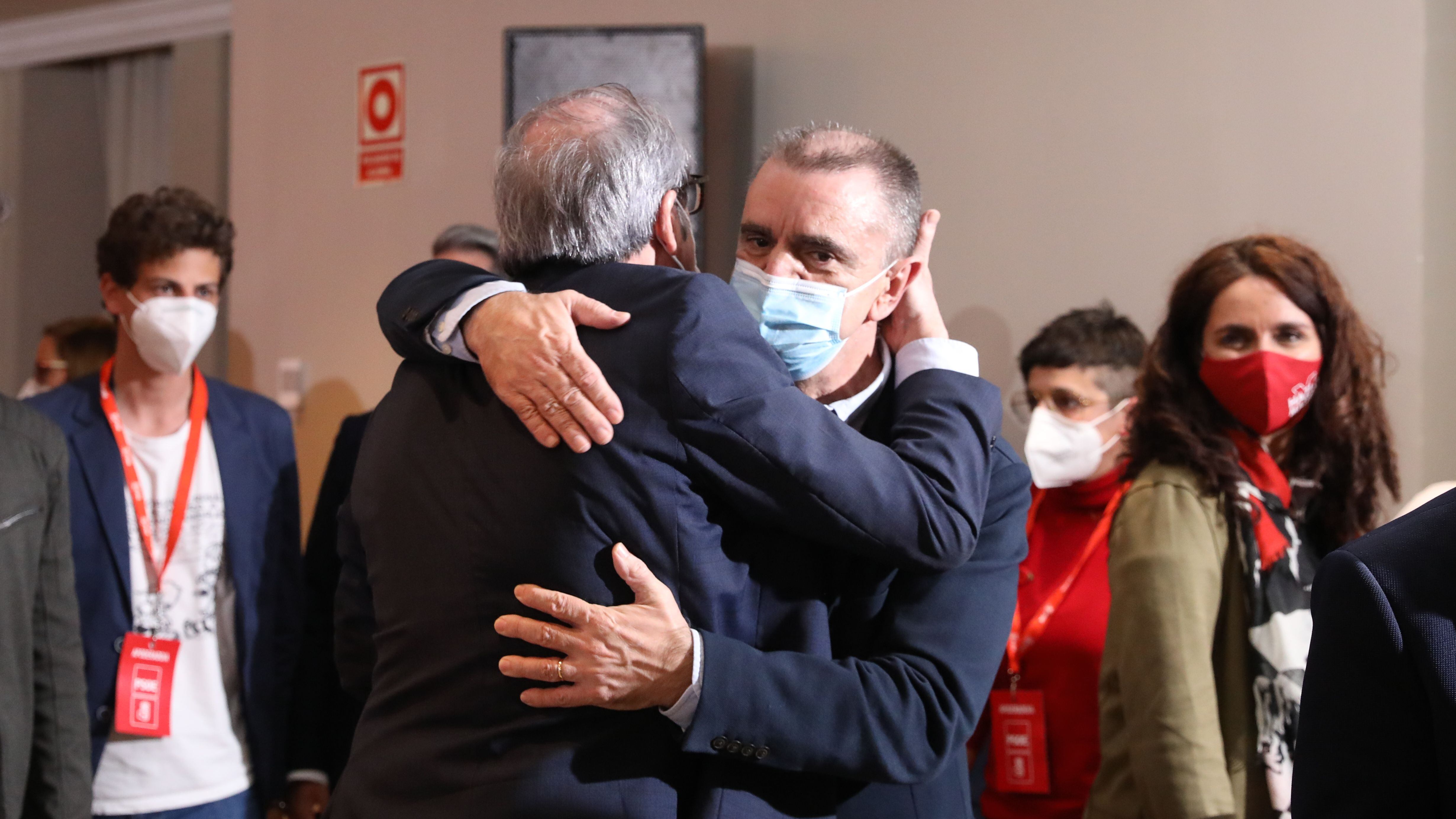 José Manuel Franco, ex secretario general del PSOE, se abraza a Ángel Gabilondo tras conocer los resultados el 4-M. 