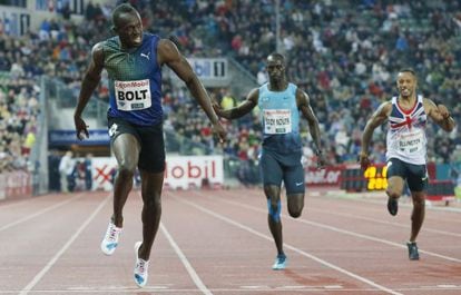 Bolt cruza en primer lugar la meta en Oslo. 