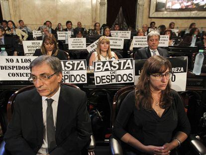 Diputados kirchneristas pusieron carteles cr&iacute;ticos este martes en el Congreso para recibir al presidente de Argentina, Mauricio Macri.