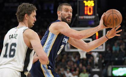 Pau defiende a su hermano Marc en el Spurs-Grizzlies.