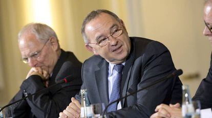 Norbert Walter-Borjans, ministro de Finanzas de Renania (derecha), junto a Wolgang Scha&uuml;ble, ministro de Finanzas de Alemania.