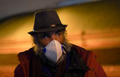 José Manuel de la Calva, de 64 años, esperando el autobús de la campaña de frío el martes