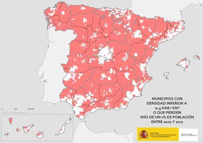 Mapa de España en el que están señalizados los municipios con una densidad inferior a 12,5 habitantes por kilómetro cuadrado o que han perdido más de un 1% anual de población entre 2007 y 2017.