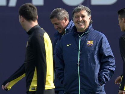 Martino, saluda a Messi al inicio del entrenamiento.
