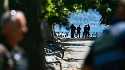 Personal de seguridad en el parque donde ha ocurrido el apuñalamiento en la ciudad francesa de Annecy, este jueves.