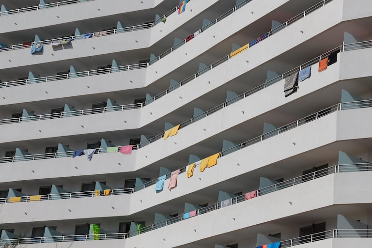Balcones de un hotel en la playa de El Arenal, en Palma de Mallorca, el pasado domingo.