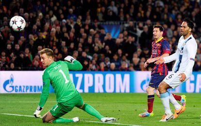 Hart y Lescott ven cómo Messi logra el primer gol del partido.