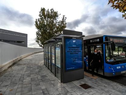 Un autobús de la EMT sin viajeros en la parada vacía del autobús frente al hospital, este miércoles.