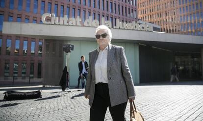 Marta Vallès, esposa de Fèlix Millet sortint de la Ciutat de la Justícia.