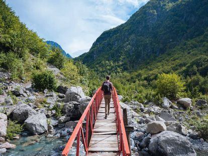 Un senderista en el parque nacional de Thethi, en Albania. 