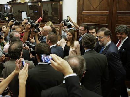 El presidente en funciones, Mariano Rajoy, ante los medios gráficos en el pasillo del Congreso.