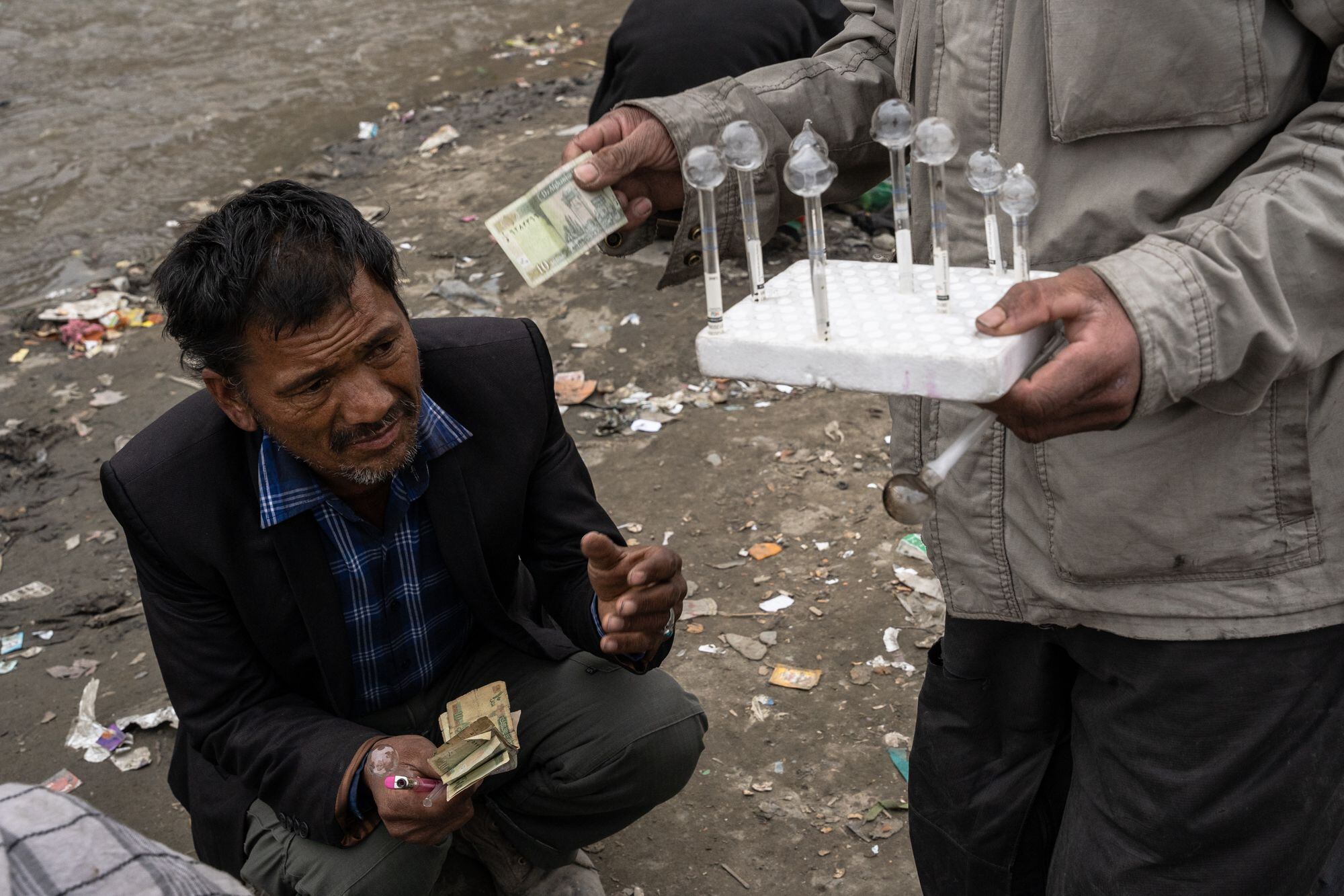Por dos o tres euros se puede conseguir una pequeña porción de cristal en Afganistán.