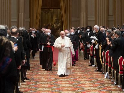 El papa Francisco, con el cuerpo diplomático acreditado ante el Vaticano, este lunes.