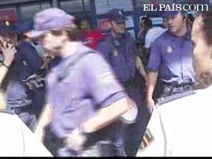 Empujones, gritos y mucha tensión. La policía ha tenido que intervenir ante las más de 2.000 personas que desesperadas luchaban por hacerse con un billete. Son muchos los que llevan días durmiendo en plena calle. Hoy el nuevo buque ha trasladado a algunos de los viajeros a su destino, aunque no ha habido sitio para todos y muchas de estas personas deberán continuar la espera.