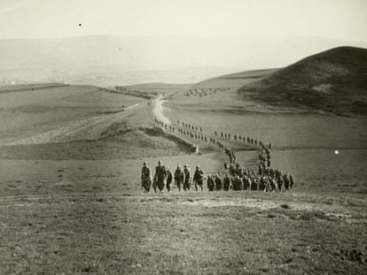 Tropas del ejército fraquista durante la Guerra Civil, en una fotografía del teniente italiano Guglielmo Sandri.