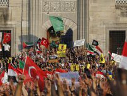 Partidarios del depuesto presidente Mohamed Mursi y los Hermanos Musulmanes ondean banderas turcas y egipcias durante una manifestaci&oacute;n en Estambul (Turqu&iacute;a) en protesta por la violencia en Egipto.