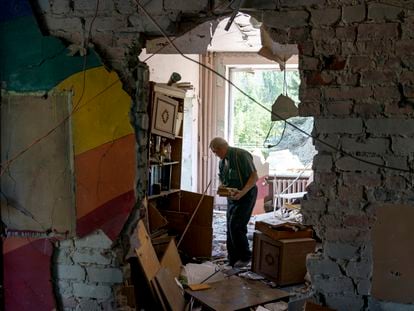 Un hombre recogía libros tras un bombardeo en el Instituto de Teconología y Diseño de Kramatorsk, en la provincia de Donetsk, el 19 de agosto.