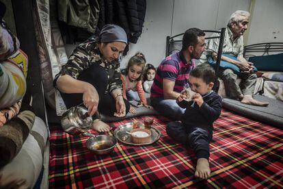 Una familia de refugiados kurdos sirve té en el campo de Ritsona, cerca de Atenas.