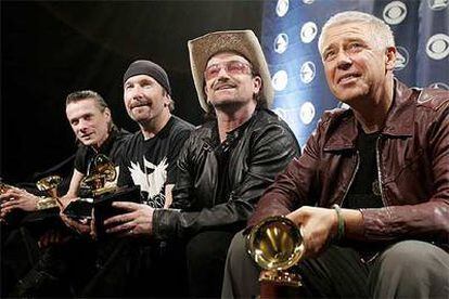 Larry Mullen Jr., The Edge, Bono y Adam Clayton, miembros de U2 (de izquierda a derecha), con sus cinco <i>grammies.</i> Abajo, el <i>rapero</i> Kanye West, con sus tres premios.