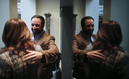 El líder de Vox, Santiago Abascal, saluda a una mujer el pasado 3 de diciembre en Sevilla.