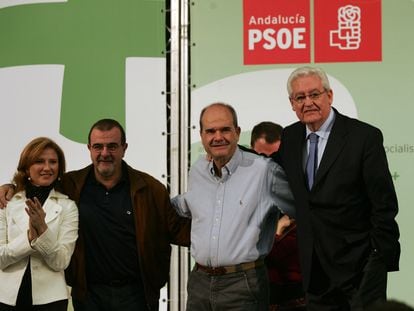 De izquierda a derecha, Eli Maldonado y los expresidentes de la Junta de Andalucía José María Rodríguez de la Borbolla, Manuel Chaves y Rafael Escudero, en un mitin del PSOE en 2006.