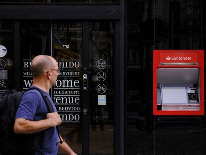 Un ciudadano pasando por una sucursal del Santander. Getty Images