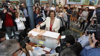Rita Barberá, votando en su colegio electoral.