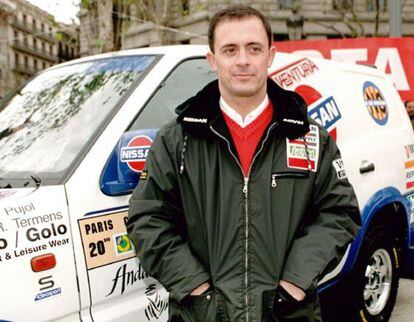 Jordi Pujol Ferrusola, primog&eacute;nito del expresidente de la Generalitat, junto a su coche en el &#039;rally&#039; Par&iacute;s-Dakar en Barcelona, en 1997.