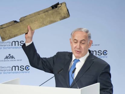 Netanyahu exhibe en Múnich un trozo de un dron abatido.