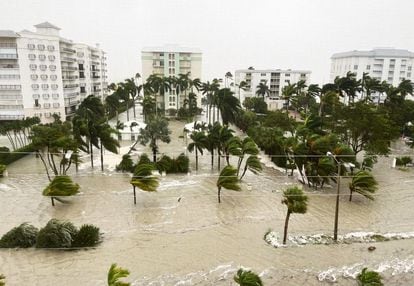 La ciudad de Naples, ubicada en el condado de Collier, Florida, emitió un toque de queda de emergencia ante el paso del huracán 'Ian'. Los niveles de agua en esta ciudad ya han alcanzado más de seis pies (1,8 metros) por encima de la marea alta normal, superando el récord de la estación de 4,25 pies (1,2 metros) establecido durante el huracán 'Irma' en 2017.