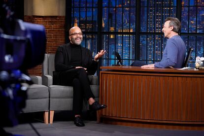 Jeffrey Wright durante una entrevista con Seth Meyers a comienzos de febrero. En esta ocasión, otra combinación sencilla y ganadora: traje con jersey de cuello vuelto. Todo negro.